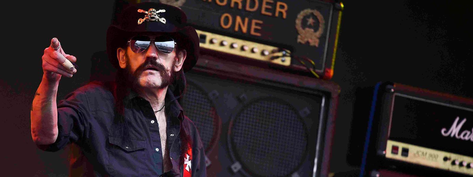 In klassischer Pose: Ein halbes Jahr vor seinem Tod stand Lemmy noch in Glastonbury auf der Bühne. 