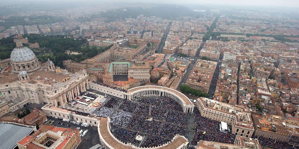 Zehntausende Zuschauer nahmen an der Heiligsprechung teil.