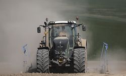 Landwirtschaft, Trockenheit, Bauer, Traktor,  Feld bei Mertzig, Foto: Guy Wolff/Luxemburger Wort