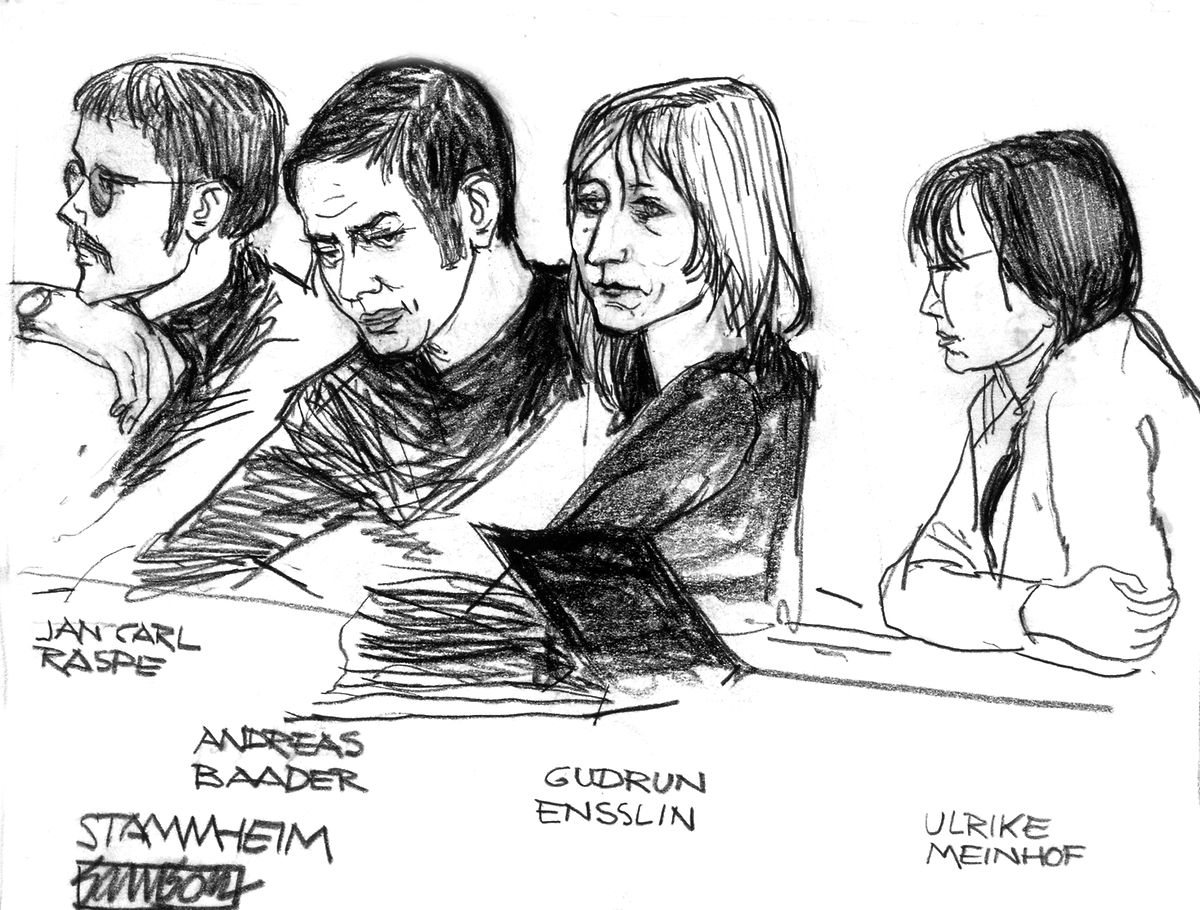 Eine Bleistiftzeichnung eines Gerichtszeichners zeigt die Angeklagten (v.l.n.r.) Jan-Carl Raspe, Andreas Baader, Gudrun Ensslin und Ulrike Meinhof im Gerichtssaal.