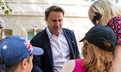 Vor dem Rundgang durch die Hauptstadt begrüßte Premier Bettel  am Montag  25 Gäste im Hof des Staatsministeriums.  