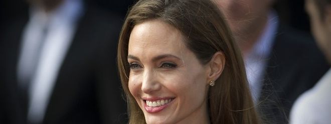 (FILES) In this file picture taken on June 2, 2013 US actress and humanitarian campaigner Angelina Jolie poses as she arrives for the British premiere of her US actor and fiance Brad Pitt's latest film "World War Z" in Leicester Square in central London.  Angelina Jolie announced on March 24, 2015 that she has had her ovaries and fallopian tubes removed over fears of cancer, following her double mastectomy two years ago. The actress, who has lost her mother, grandmother and aunt to cancer, made the announcement in an op-ed piece in the New York Times. AFP PHOTO / CARL COURT