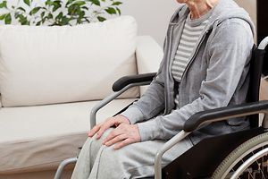 La pensionnaire n'a pas vu comment les deux jeunes femmes lui ont dérobé de l'argent.