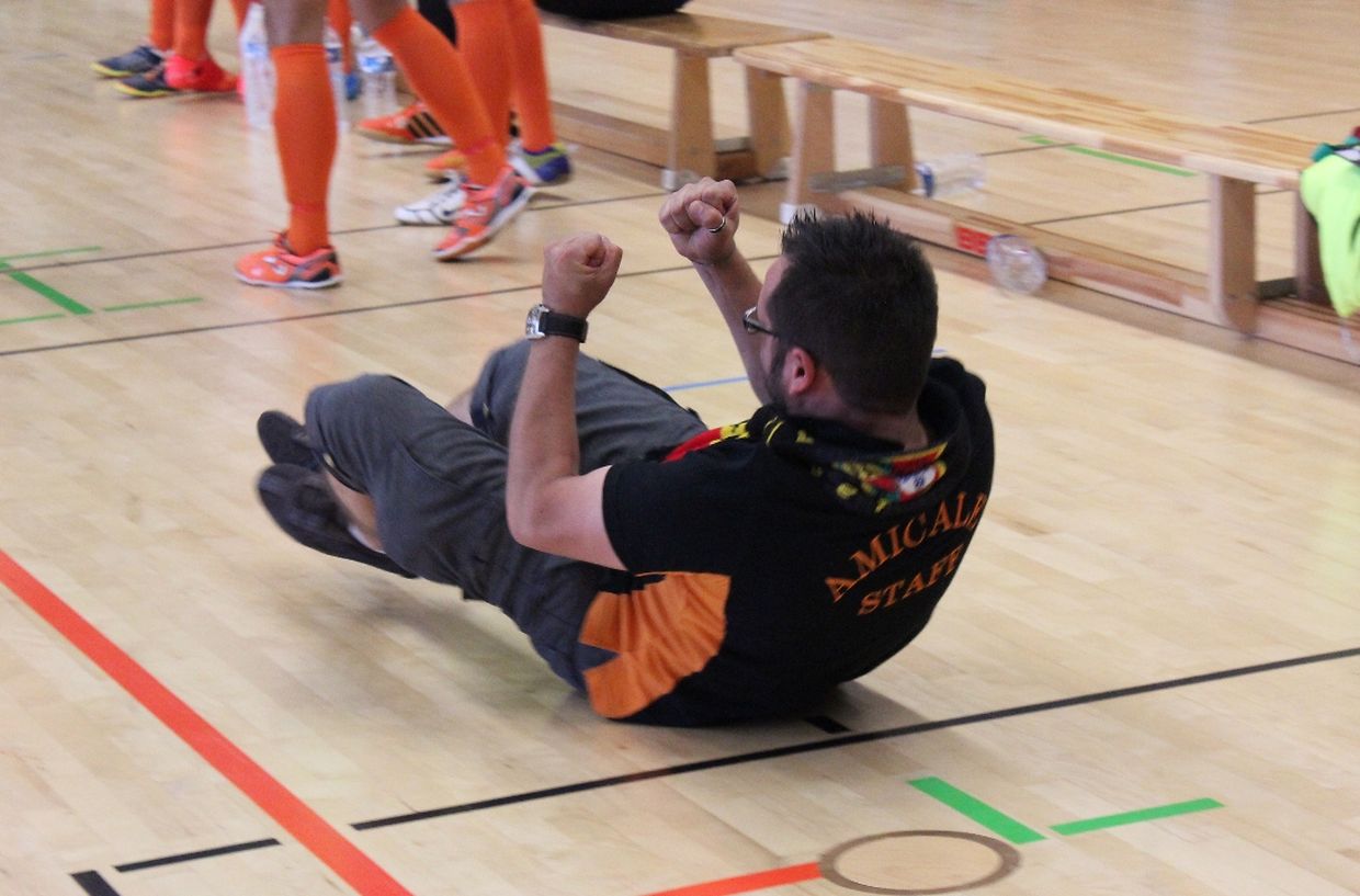 A alegria do treinador da Amicale quando os nortistas marcaram o 4° golo