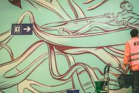 O artista açoriano António Correia, de 45 anos, anda desde 18 de outubro a pintar um mural na gare da segunda maior cidade do Luxemburgo.