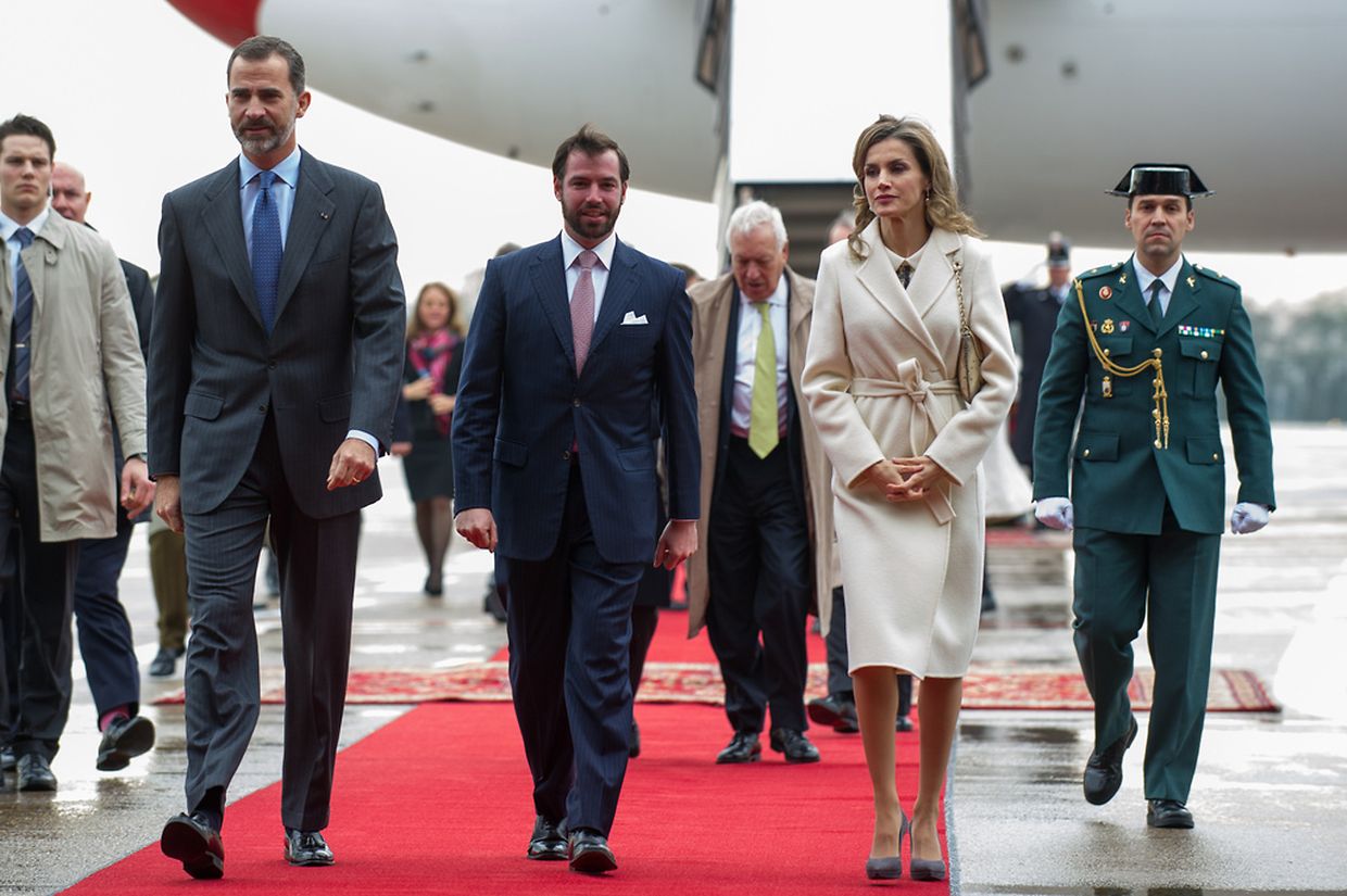 König Felipe und Königin Letizia kamen am Flughafen Findel an und wurden von Erbgroßherzog Guillaume empfangen.