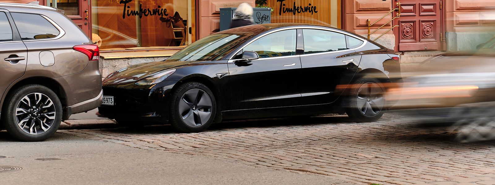 Der Tesla sieht aus, als würde nur parken, hat aber dank der insgesamt acht Außenkameras sein Umfeld bei Bedarf immer im Blick.