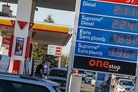 Après l'annonce mercredi soir que les prix de l'essence et du diesel allaient atteindre un niveau historique, de longues files d'attente se sont formées dans les stations-service. 
