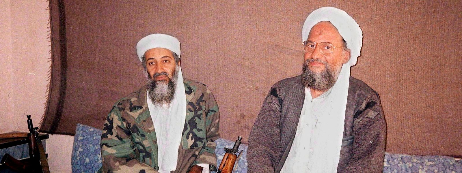 Ein Foto der Zeitung Ausaf vom 8. November 2001 zeigt Osama bin Laden (links) zusammen mit seinem Stellvertreter Aiman al-Sawahiri in einem Versteck an einem ungenannten Ort in Afghanistan.
