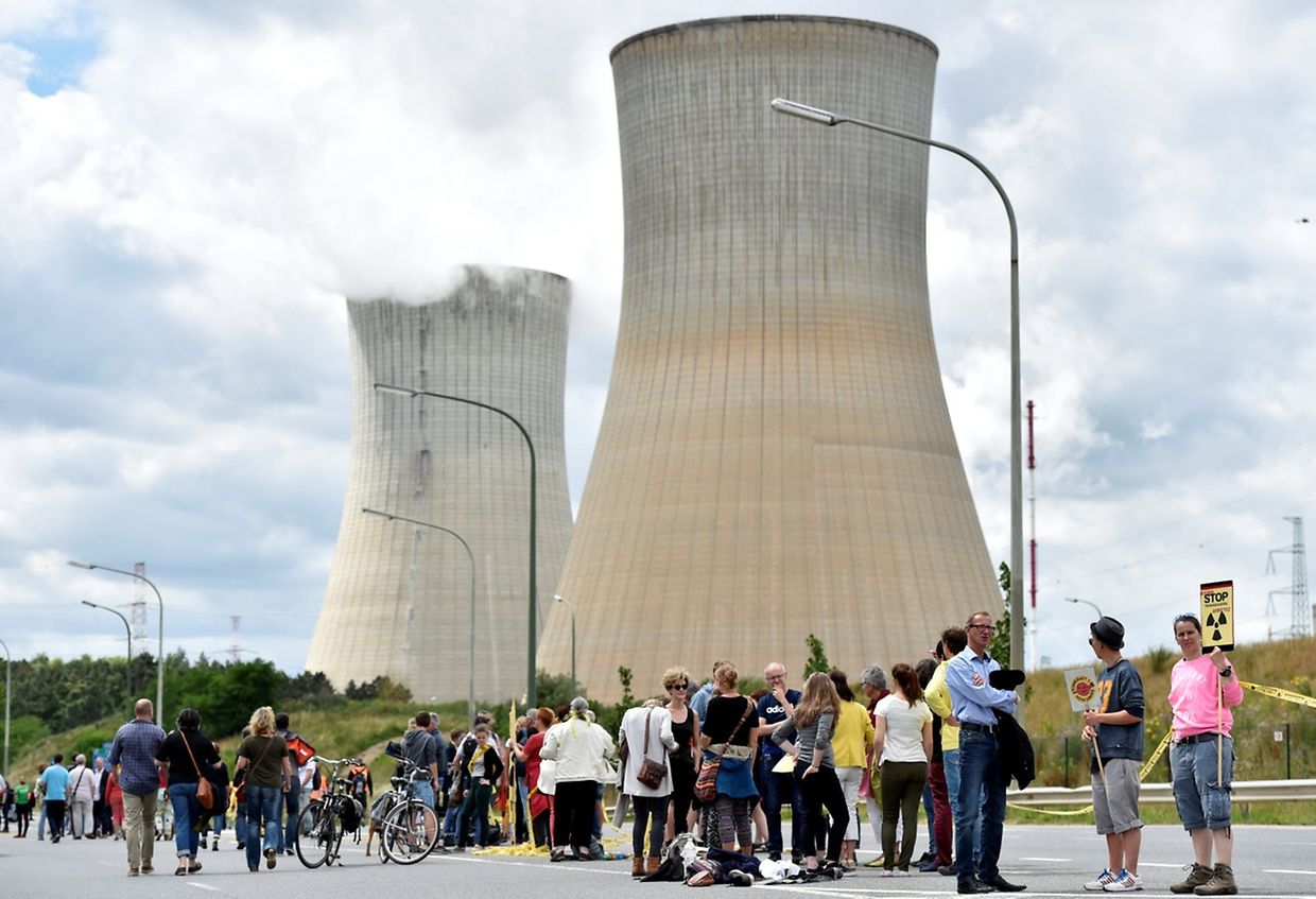 De nombreux manifestants appellent à la fermeture des deux centrales nucléaires: ils ont formé une chaîne humaine de 90 km.