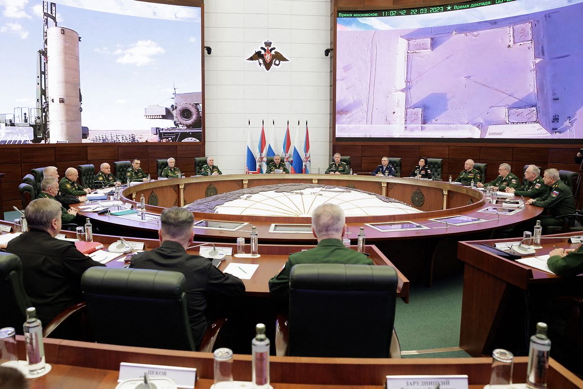 Der russische Verteidigungsminister Sergei Shoigu hält ein Meeting ab.
