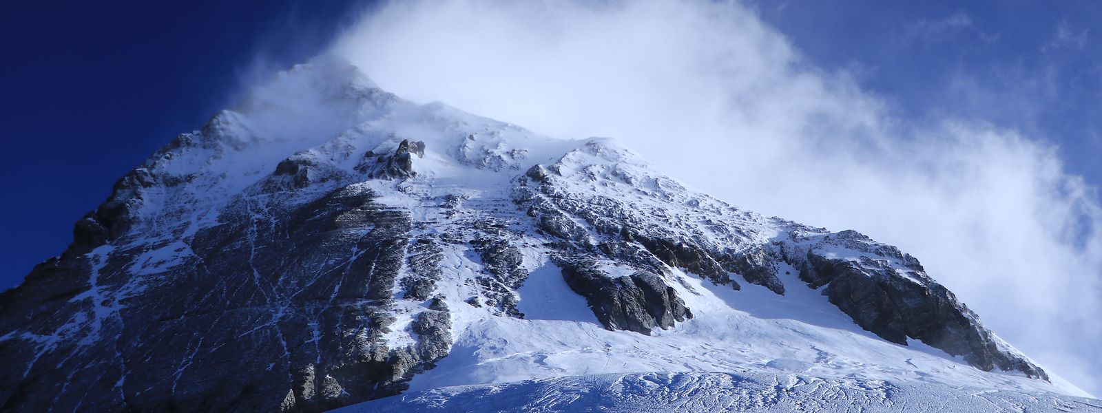 Blick vom Südsattel auf den Südgipfel und den sogenannten "Balkon" des Mount Everest. 