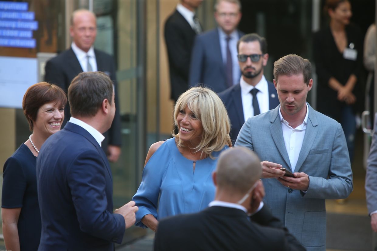 Gauthier Destenay, Brigitte Macron et Amélie Derbaudrenghien se promènent à Luxembourg