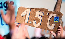 18.11.2022, Ägypten, Scharm El Scheich: Ein Teilnehmer einer Demonstration auf dem UN-Klimagipfel COP27 hält ein Plakat mit der Aufschrift ""1.5 C"". Foto: Christophe Gateau/dpa +++ dpa-Bildfunk +++