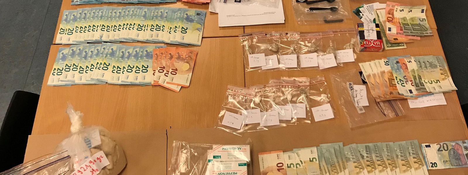 Kokain, Heroin, Bargeld und Mobiltelefone wurden beschlagnahmt. 