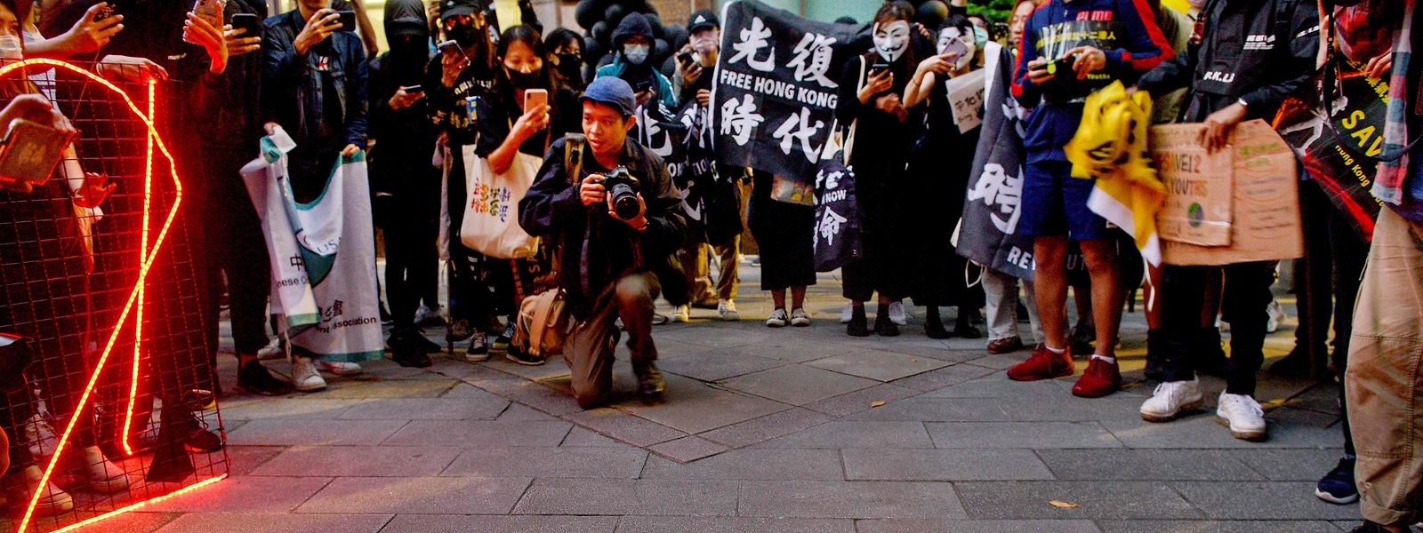 In Taiwan demonstrieren Menschen gegen die Inhaftierung von zwölf Hongkongern in China.
