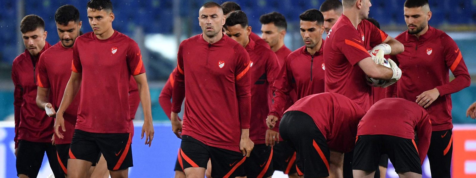Les Turcs de Burak Yilmaz affrontent vendredi soir les Italiens, favoris du groupe A. Les deux équipes, absentes lors du Mondial 2018, ont soif de revanche.