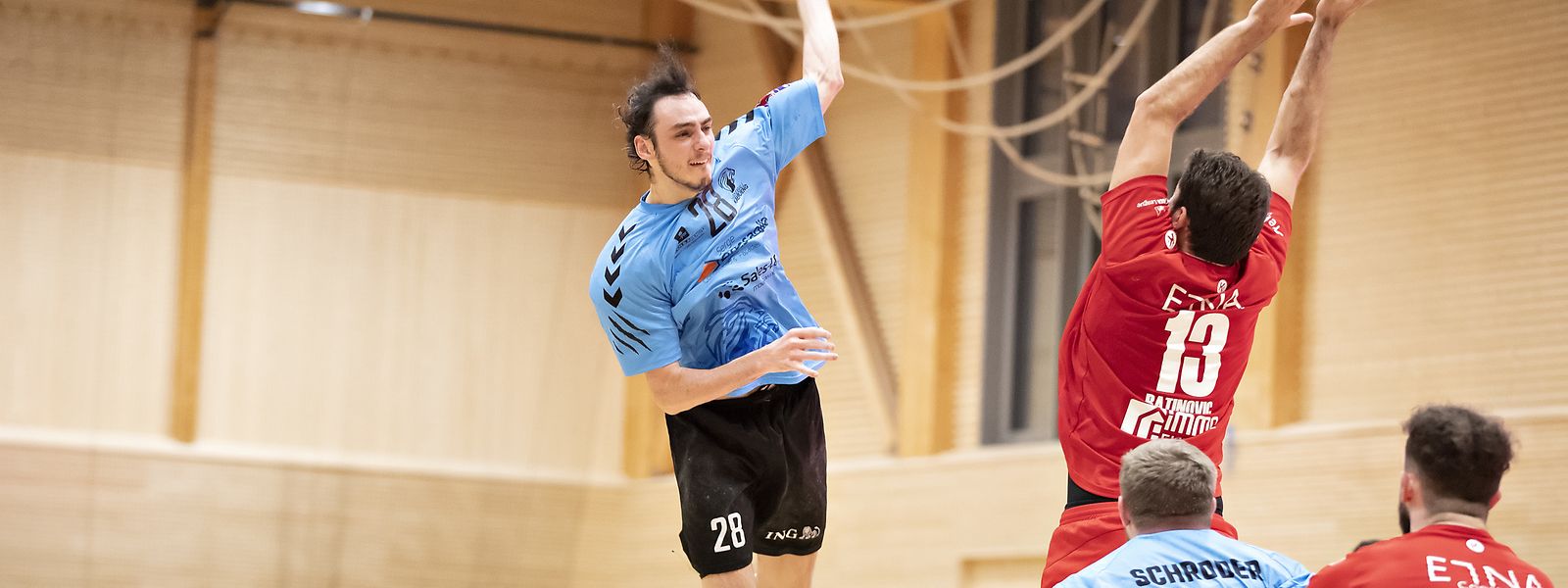 Jacques Tironzelli will die Differdinger Verteidigung um Damir Batinovic (13) überwinden.