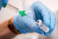 30.12.2020, Bayern, Gauting: Ein Mitarbeiterin der Asklepios Klinik bereitet den Covid-19 Impfstoff von Biontech/Pfizer für eine Impfung vor. Zahlreiche Mitarbeiter der Klinik haben sich gegen das Coronavirus impfen lassen. Foto: Sven Hoppe/dpa +++ dpa-Bildfunk +++
