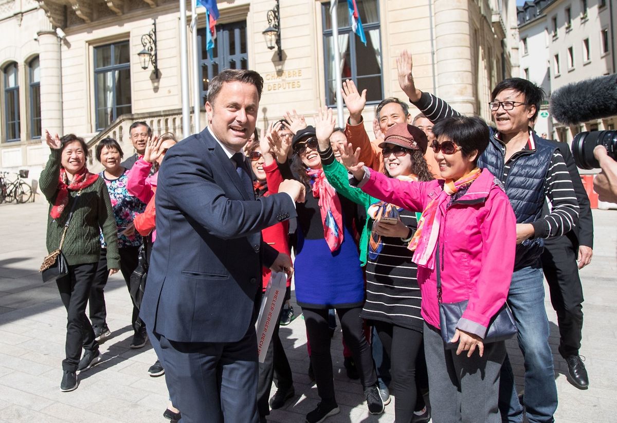 Xavier Bettel et des touristes chinois devant la Chambre des députés