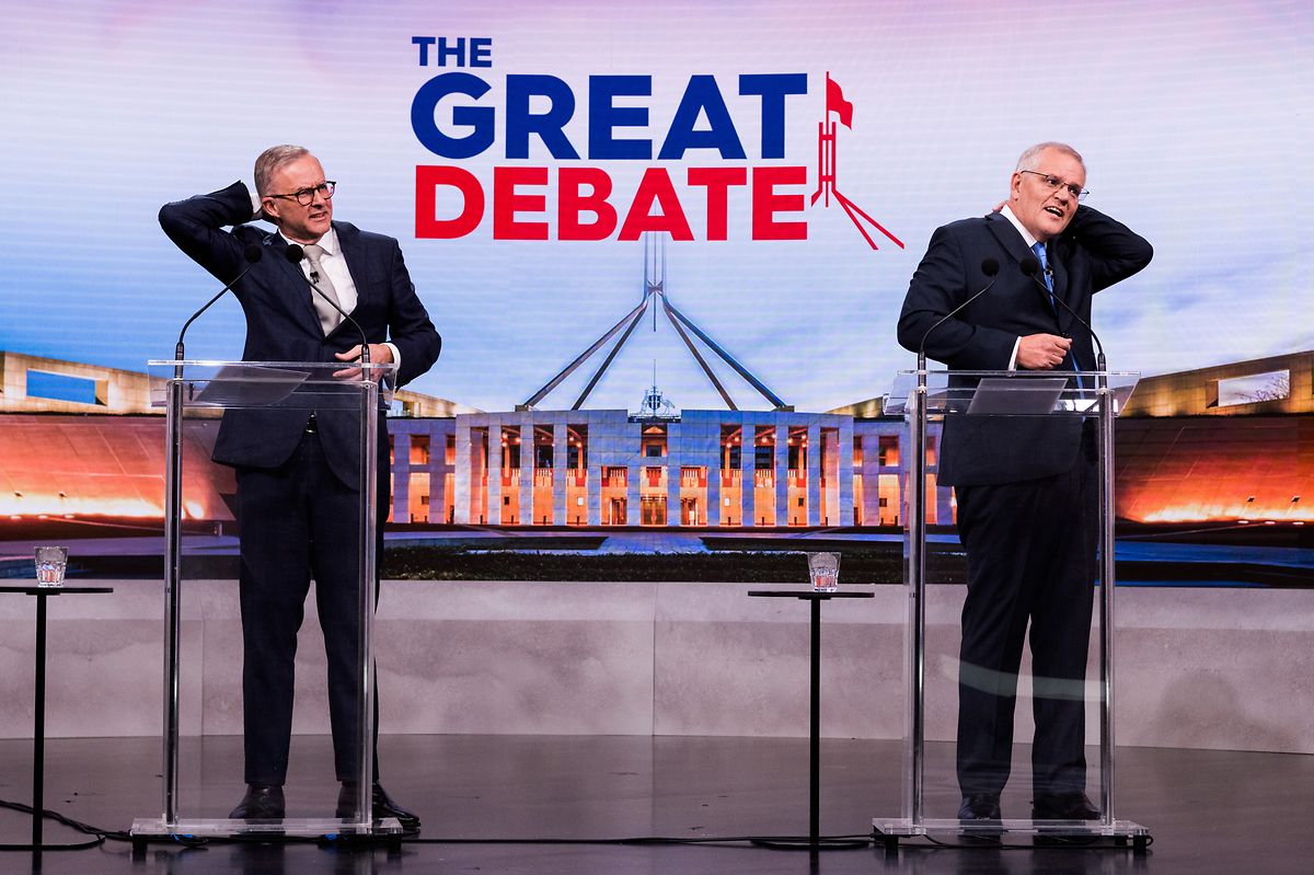 Der australische Premierminister Scott Morrison (r.) und der Oppositionsführer Anthony Albanese nehmen an der zweiten Debatte der Spitzenkandidaten vor der Bundestagswahl in den Nine Studios teil.