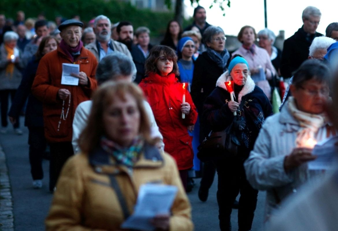 Lichterprozession von St-Michel Kirche zur Kathedrale.  