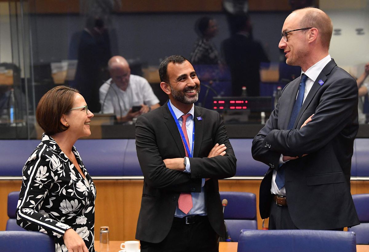 Prise sur le vif : Yuriko Backes en discussion avec le ministre belge des Finances Vincent van Petegem (à droite) lors de la réunion des ministres des Finances de l'Eurogroupe à Luxembourg à la mi-juin.