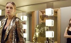 Marina e Dasha preparam-se para mais um jantar que o amante vai pagar