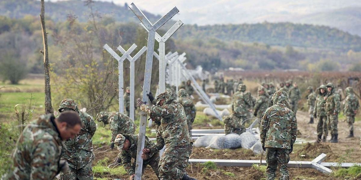 Die Mazedonische Armee beim Bau des Zaunes an der Grenze mit Griechenland.