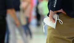 16.07.2021, Sachsen, Dresden: Ein Mann hält im Einkaufszentrum Elbepark seine FFP2 Maske in der Hand. In Sachsen wird ab heute die Maskenpflicht gelockert. Wenn die Zahl neuer Corona-Fälle pro 100000 Einwohnern und sieben Tagen unter 10 liegt - wie derzeit in allen Städten und Landkreisen - und der Mindestabstand eingehalten wird, muss beim Einkaufen in Supermärkten und anderen Geschäften keine Maske mehr getragen werden. Foto: Robert Michael/dpa-Zentralbild/dpa +++ dpa-Bildfunk +++