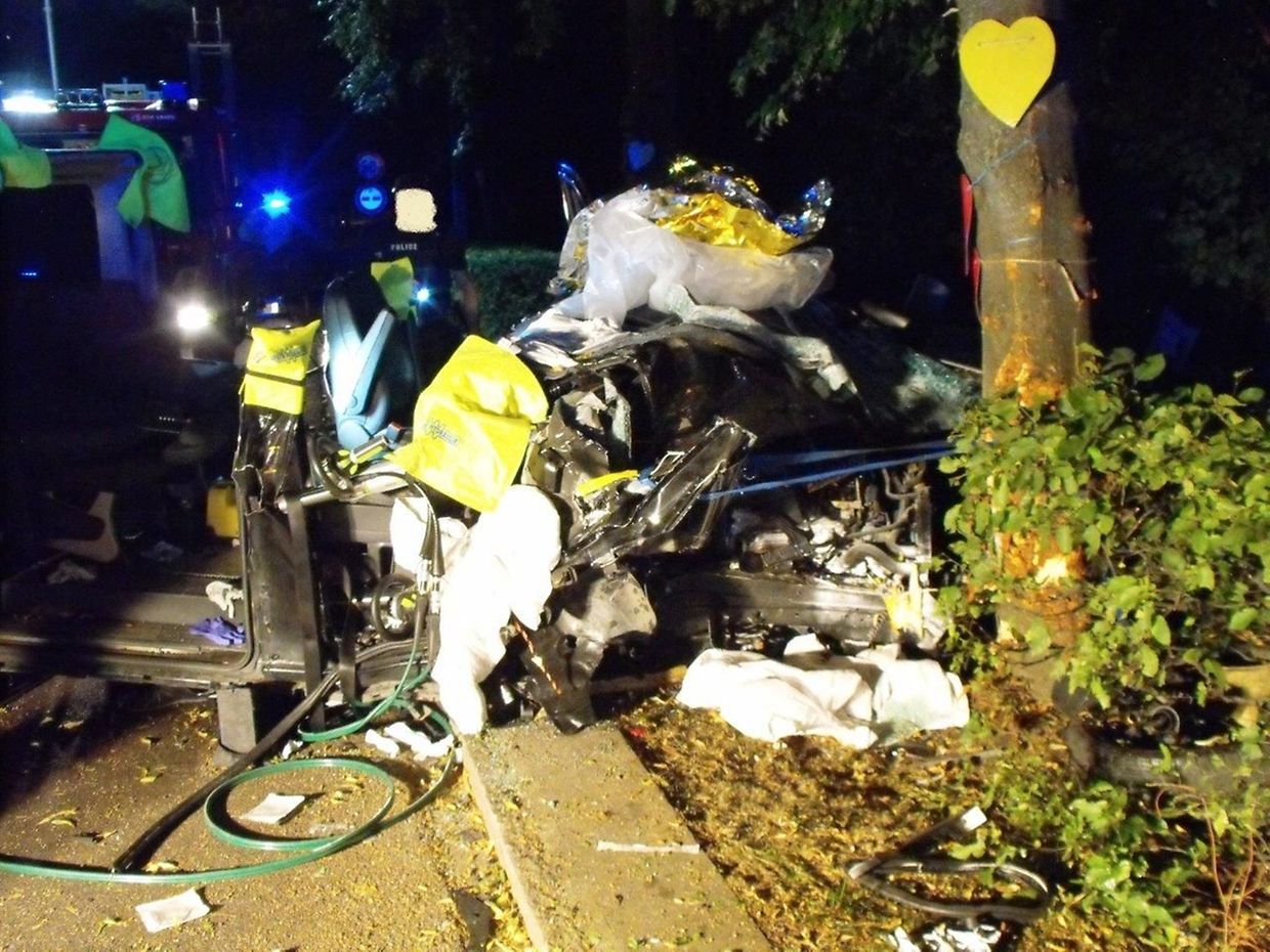 Le choc contre l'arbre a été violent. Il a fallu une heure aux secours pour pouvoir extraire la passagère de l'amas de tôles.
