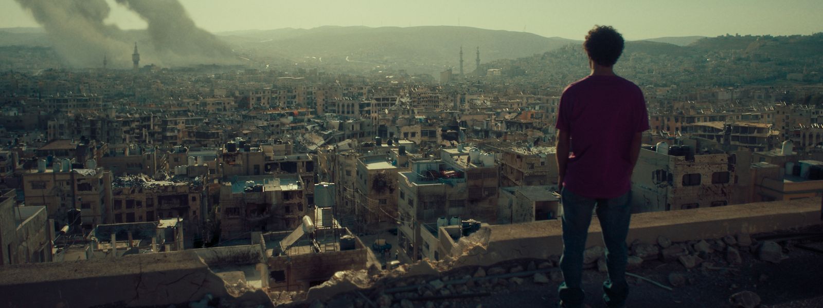 Kamal blickt auf die Trümmer in Syrien.