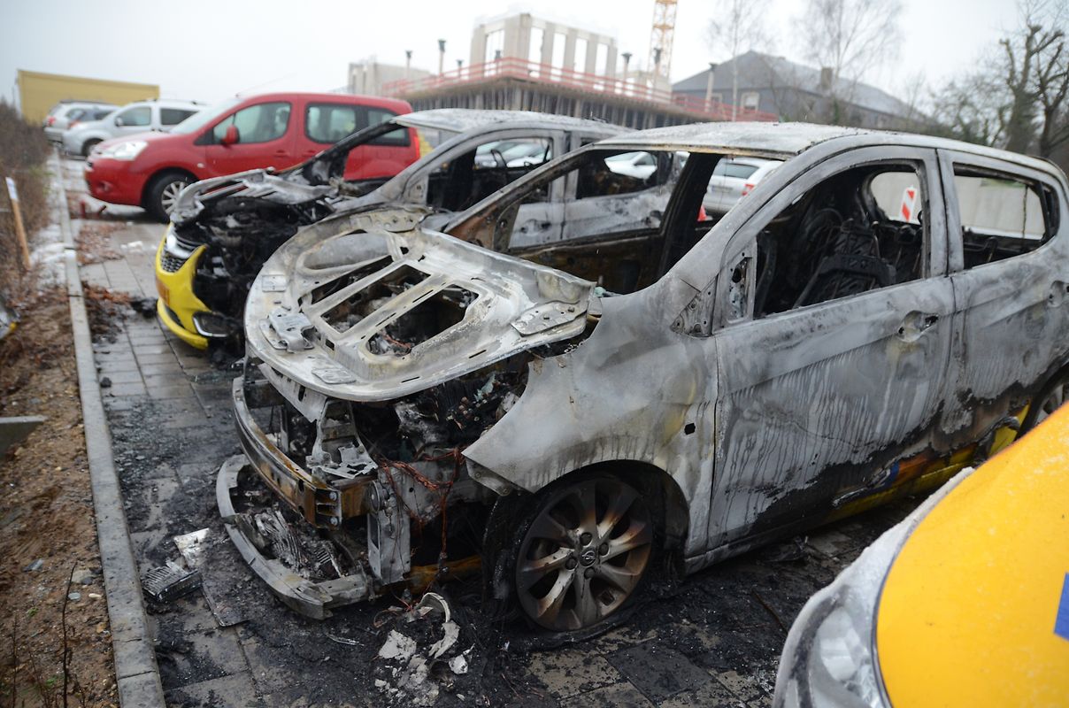 Zwei Autos brannten vollständig aus, zwei weitere wurden schwer beschädigt und sind als Totalschaden anzusehen.