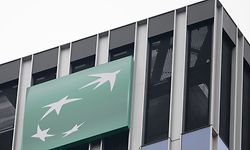 25.01.2023, Hessen, Frankfurt/Main: Das Logo der BNP Paribas an einem Gebäude in Frankfurt. Steuerfahnder haben nach Medieninformationen im Zusammenhang mit Cum-Ex Aktiendeals Räumlichkeiten der Bank durchsucht. Foto: Boris Roessler/dpa +++ dpa-Bildfunk +++