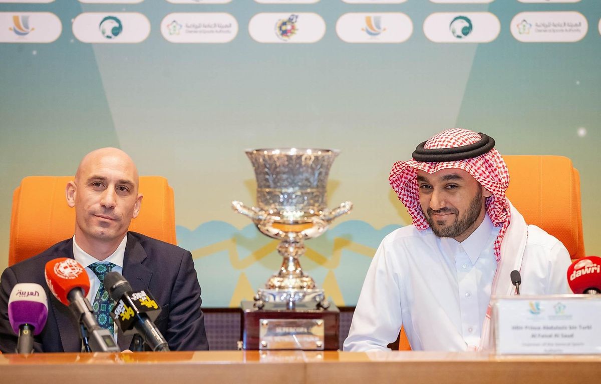 Abdulaziz bin Turki Al-Faisal (à direita) com Luis Rubiales, presidente da Federação Espanhola de Futebol.