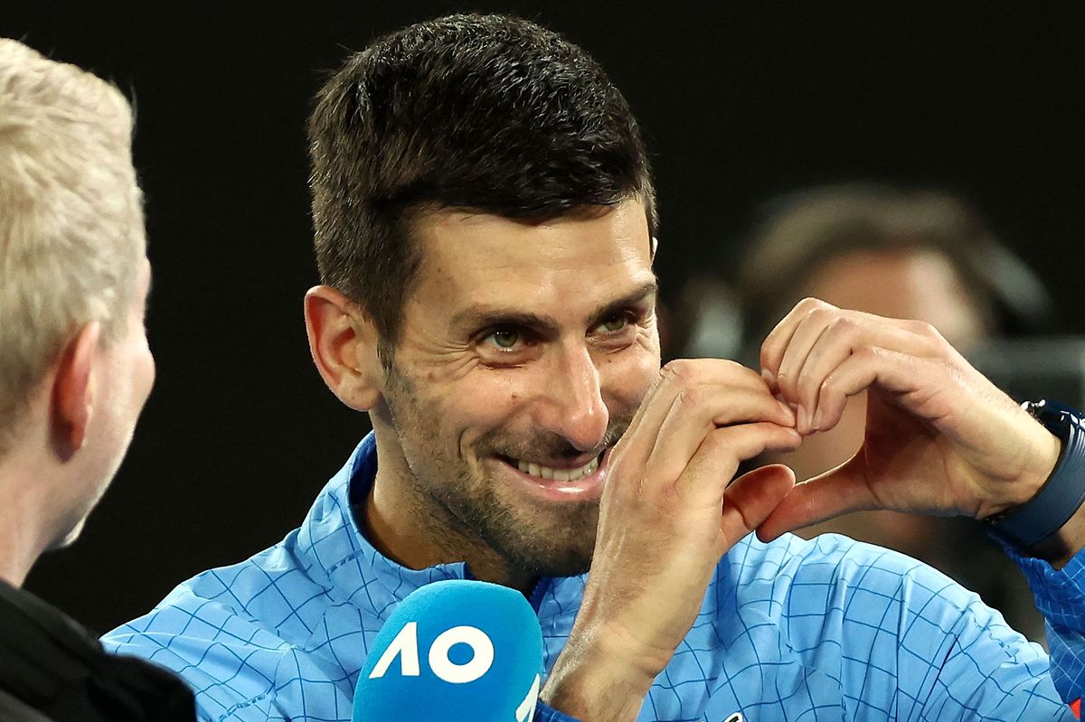 Novak Djokovic formte mit seinen Händen ein Herz für seine Mutter, die am Tag vor dem Viertelfinale Geburtstag hatte.