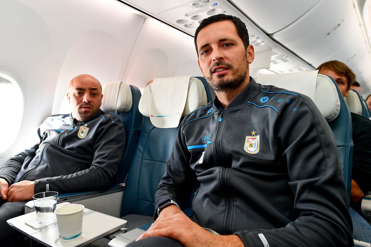 Trainer Dino Toppmüller während des Flugs nach Mailand.