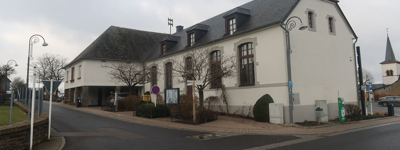 Aus sanitären Gründen finden die Sitzungen des Gemeinderats Esch/Sauer aktuell im früheren Rathaus in Eschdorf statt.