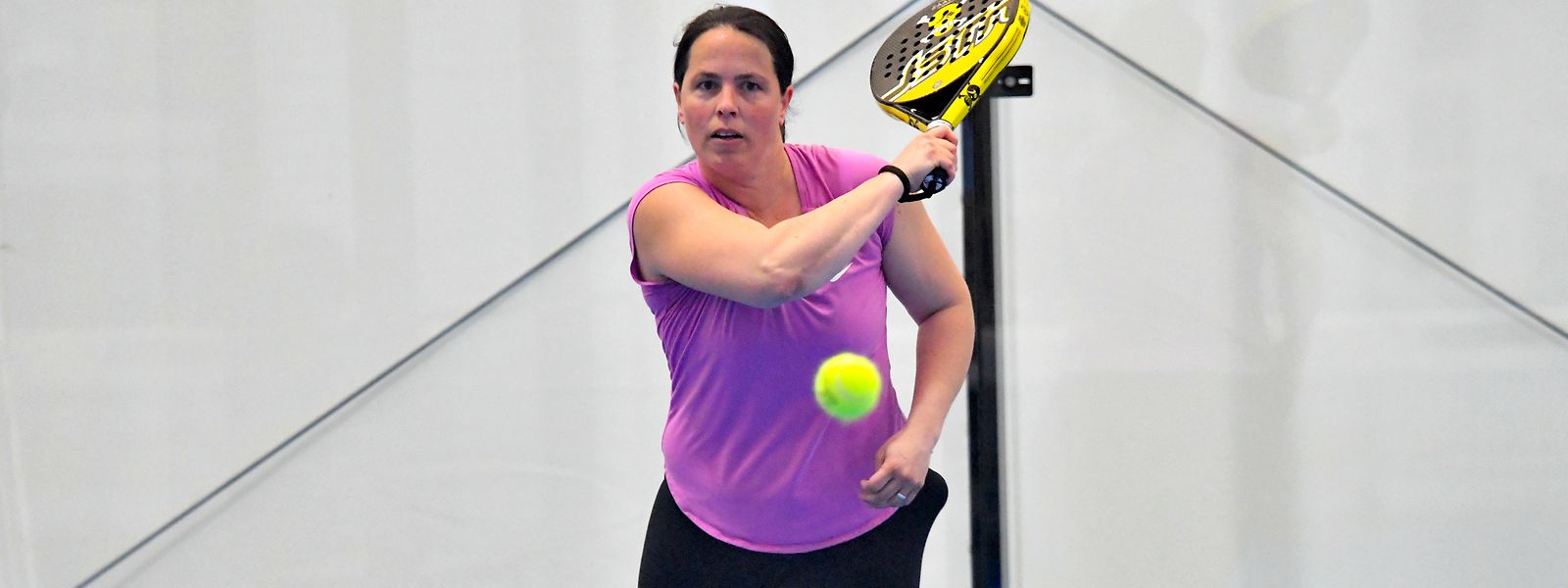 FLT-Spielerin Claudine Schaul hat Spaß beim Padel-Tennis.