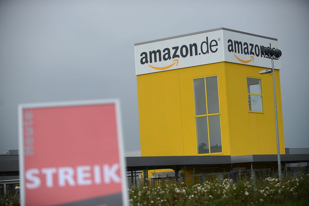 Ein Streikplakat steht vor dem Logistik-Zentrum des Internet-Versandhändlers Amazon in Bad Hersfeld im deutschen Bundesland Hessen. 