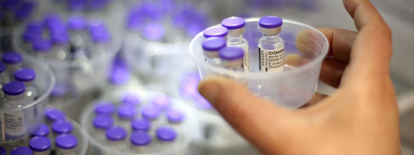Les labos qui ont d’ores et déjà mis des vaccins anti-covid sur le marché ont du mal à faire face à une demande gigantesque au niveau mondial. 