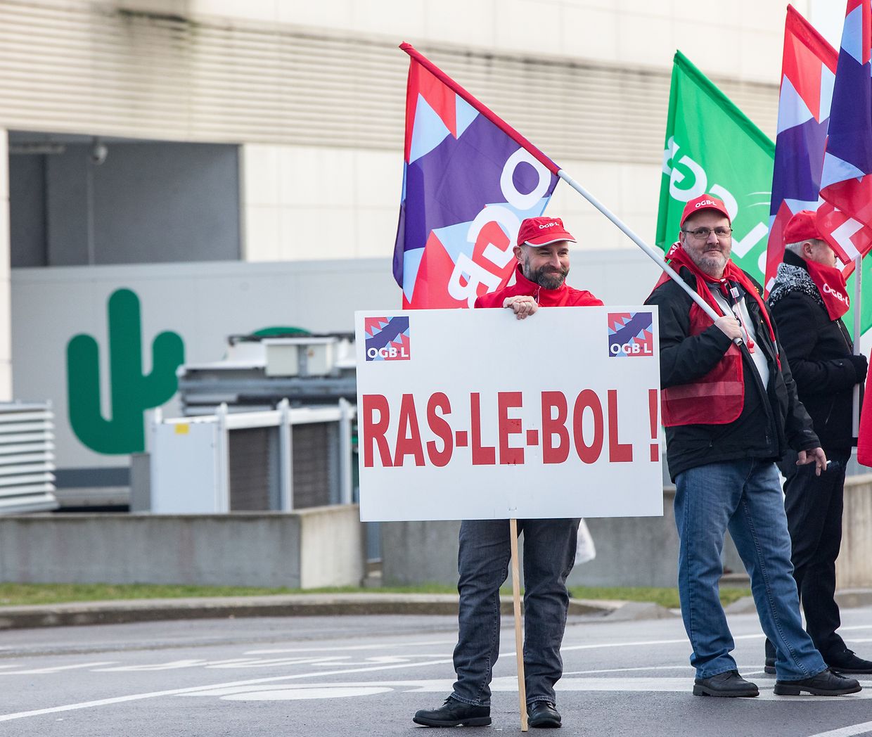 Mitglieder der beiden Gewerkschaften OGBL und LCGB streiken vor der Cactus-Zentrale in Windhof. 
