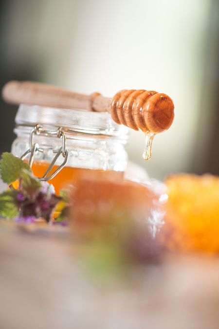 Schmeckt gut auf Toastbrot oder im Tee: Mit Honig lässt sich facettenreicher süßen als mit Zucker.