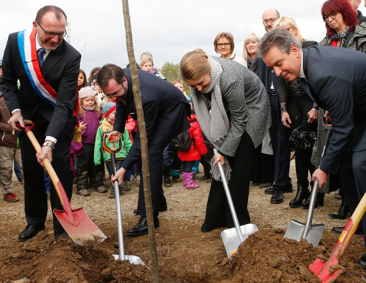 Gute Stimmung beim Gärtnern: Für die Umwelt war nicht nur das erbgroßherzogliche Paar im Einsatz. 