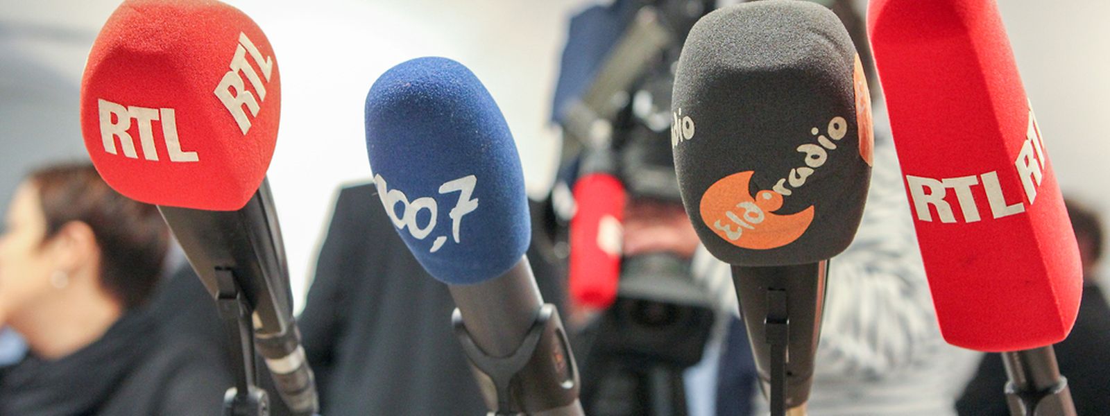 Die Radiolandschaft in Luxemburg ist nicht so vielfältig wie die Farben der Mikrofone.
