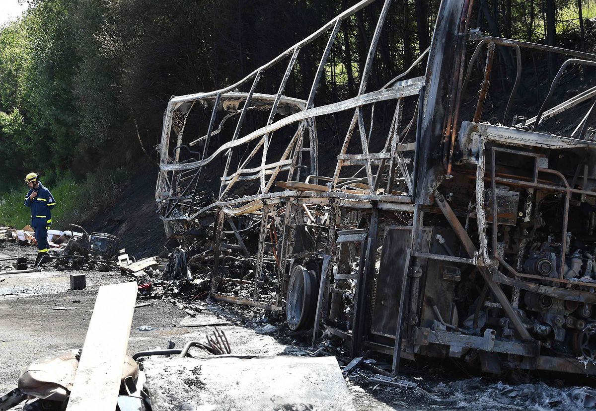 Von dem Unfallfahrzeug blieb nur das Gerippe übrig.
