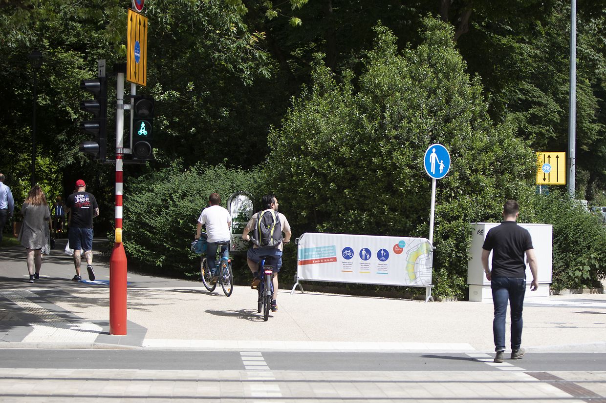 Binnen weniger Minuten suchten am Mittwochmittag mehrfach Radfahrer nach der Fortsetzung des verpflichteten Radwegs in Höhe der Avenue Emile Reuter. Mangels einer erkennbaren Route setzten sie ihren Weg dann doch im Park fort. 