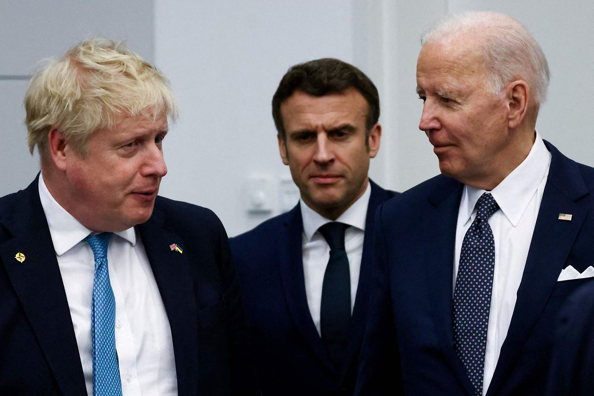 Le Premier ministre britannique Boris Johnson, le président français Emmanuel Macron et le président américain Joe Biden lors du sommet de l'Otan ce jeudi.