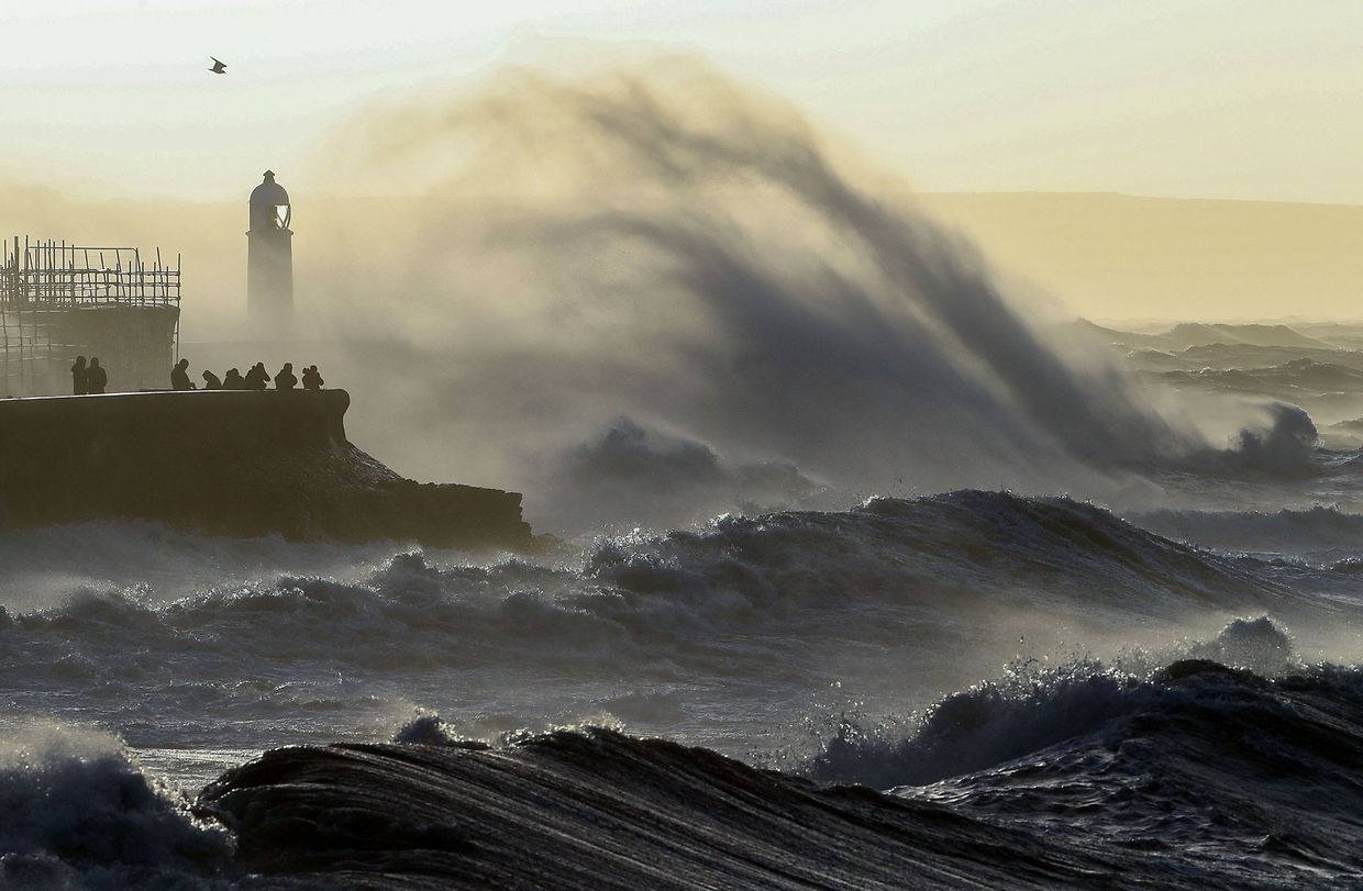 Aufgepeitschte Wellen in Porthcawl im Süden von Wales.