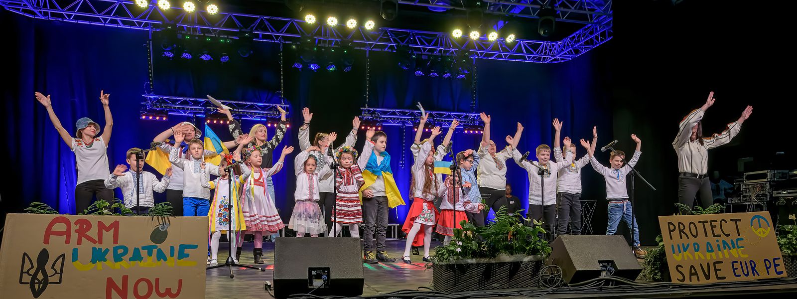 Alunos da "Escola Ucraniana de Arlon" cantaram pela paz na edição 2023 do Festival das Migrações. 